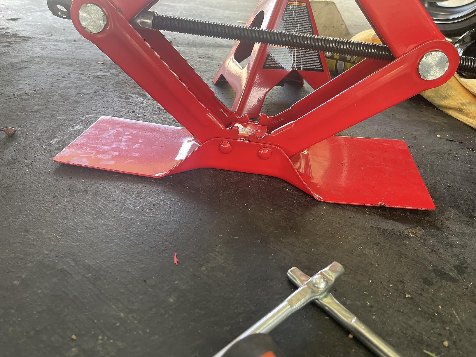 BIG RED Scissor Car Jack, 1.5 Ton (3000lbs) Steel Scissor Lift Jack Car Kit customer photo 1