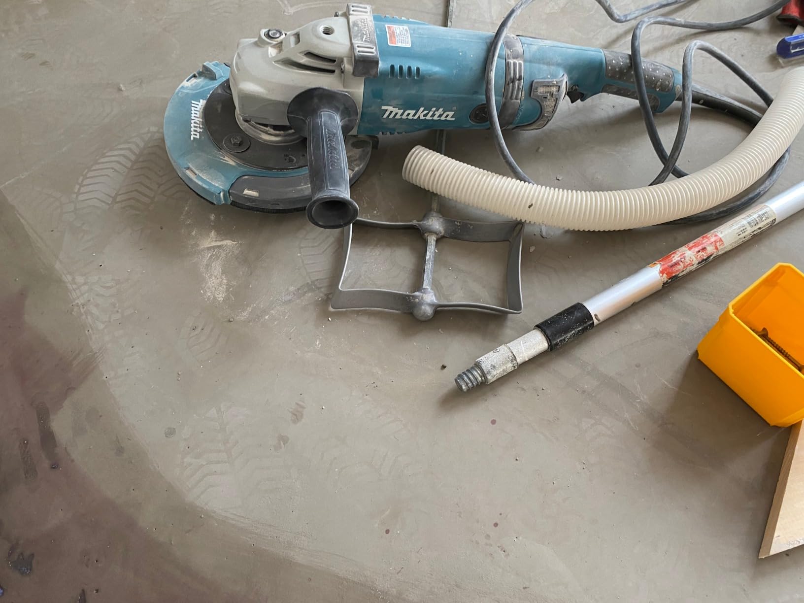 Makita GA7031Y 7