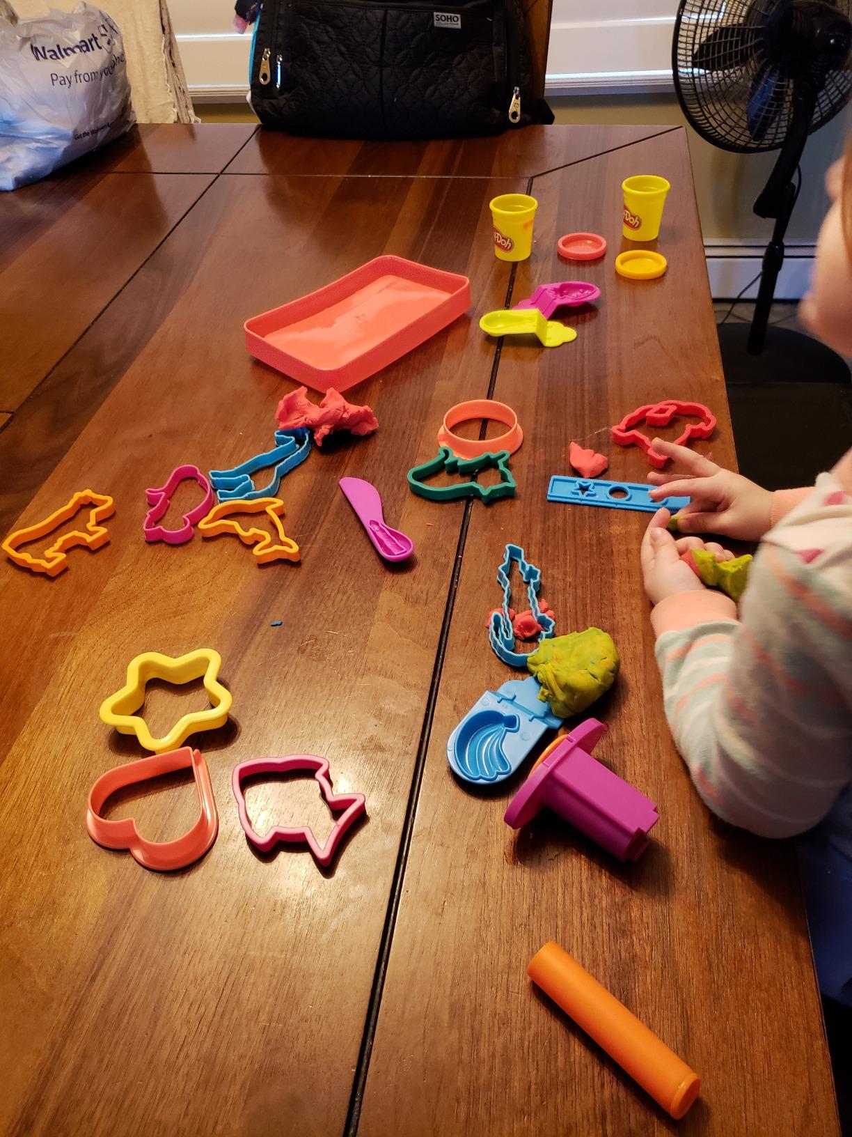 Play-Doh Fun Tub Set, 19 Accessories & Reusable Storage Container, Preschool Toys, Kids Arts & Crafts, Back to School Gifts, Ages 3+ (Amazon Exclusive) customer photo 1