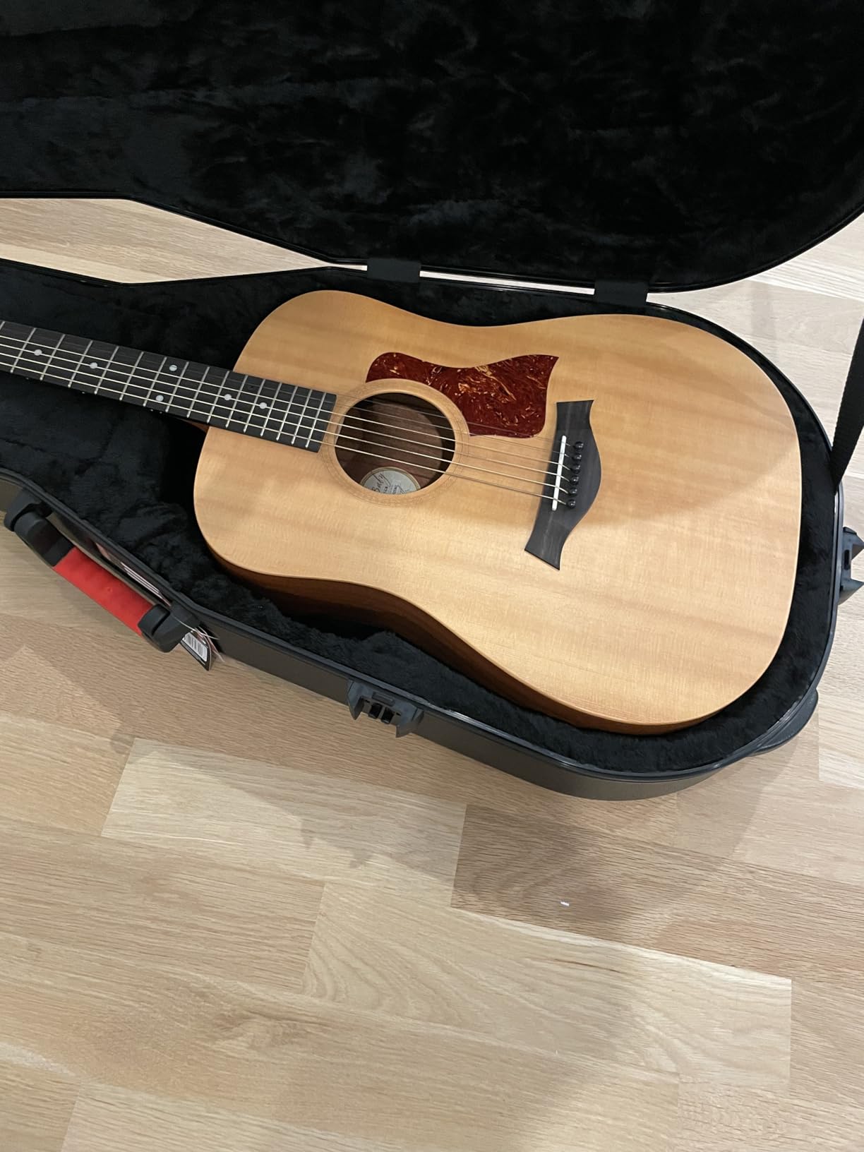 Gator Cases Molded Flight Case For Acoustic Dreadnought Guitars With TSA Approved Locking Latches, (GTSA-GTRDREAD) customer photo 1