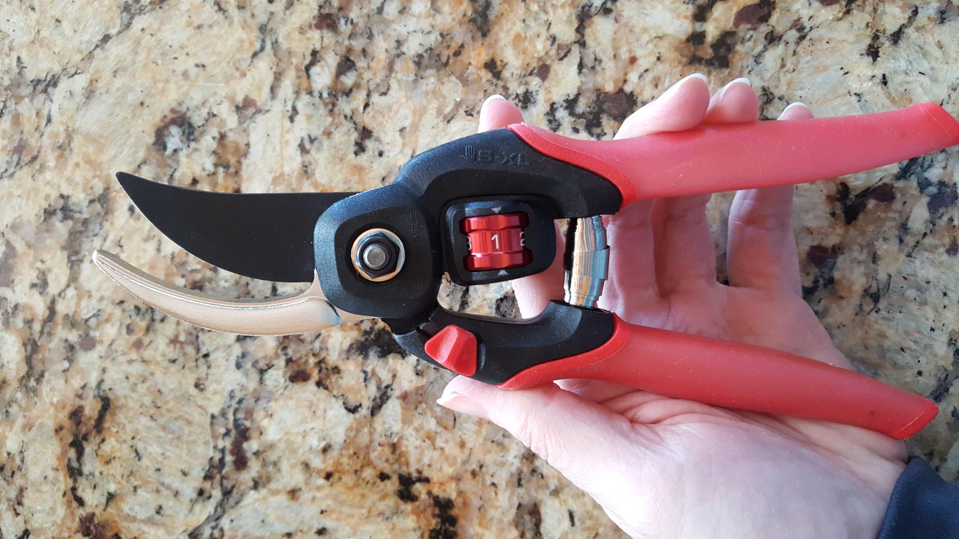 Corona Clipper BP 4214D Flex Dial Bypass Pruner With Comfort Gel Grips, 3/4 Inch, Red/Black customer photo 2