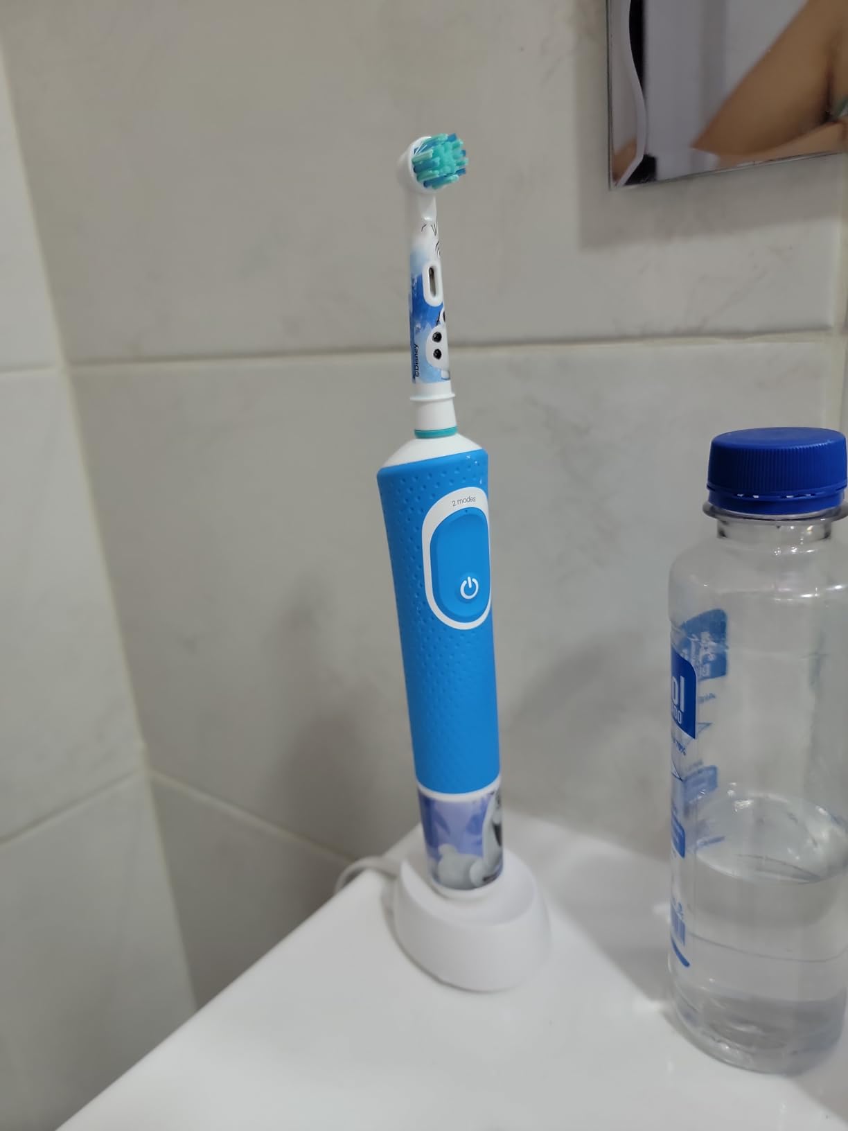 Oral-B Kids Electric Toothbrush Featuring Disney's Frozen for Kids 3+ customer photo 1