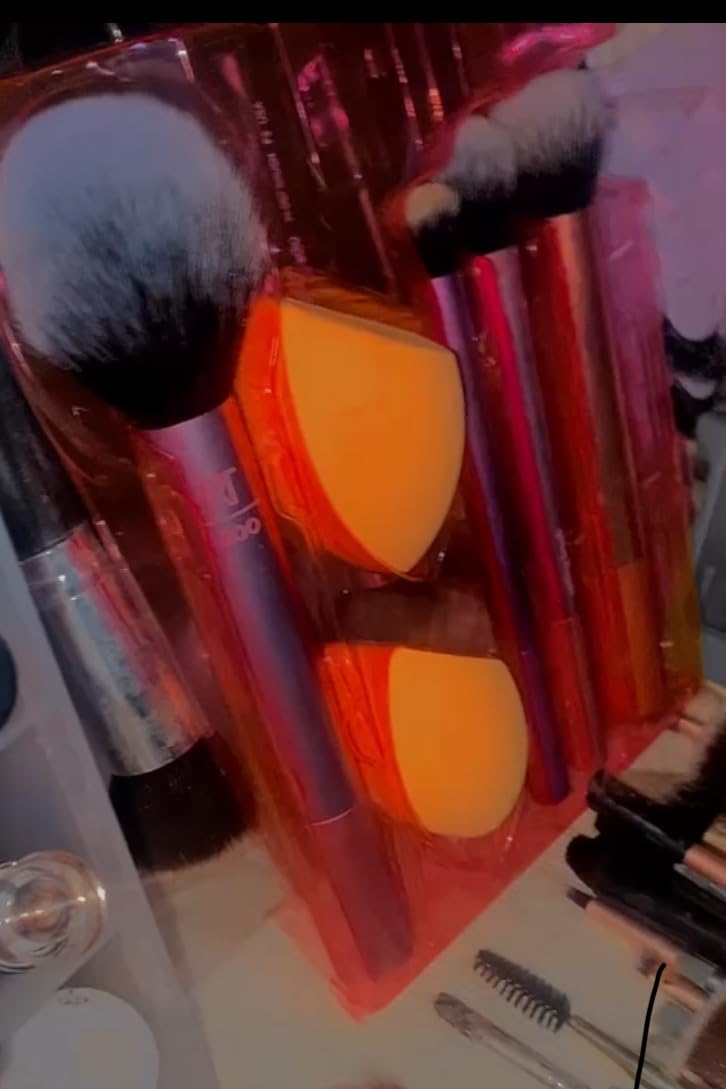 Real Techniques 6 Piece Everyday Essentials Makeup Brush Set, Includes 4 Brushes & 2 Makeup Sponges for Foundation, Blush, Bronzer, Contour, Eyeshadow & Powder, Travel Gift Set, Cruelty-Free & Vegan customer photo 2