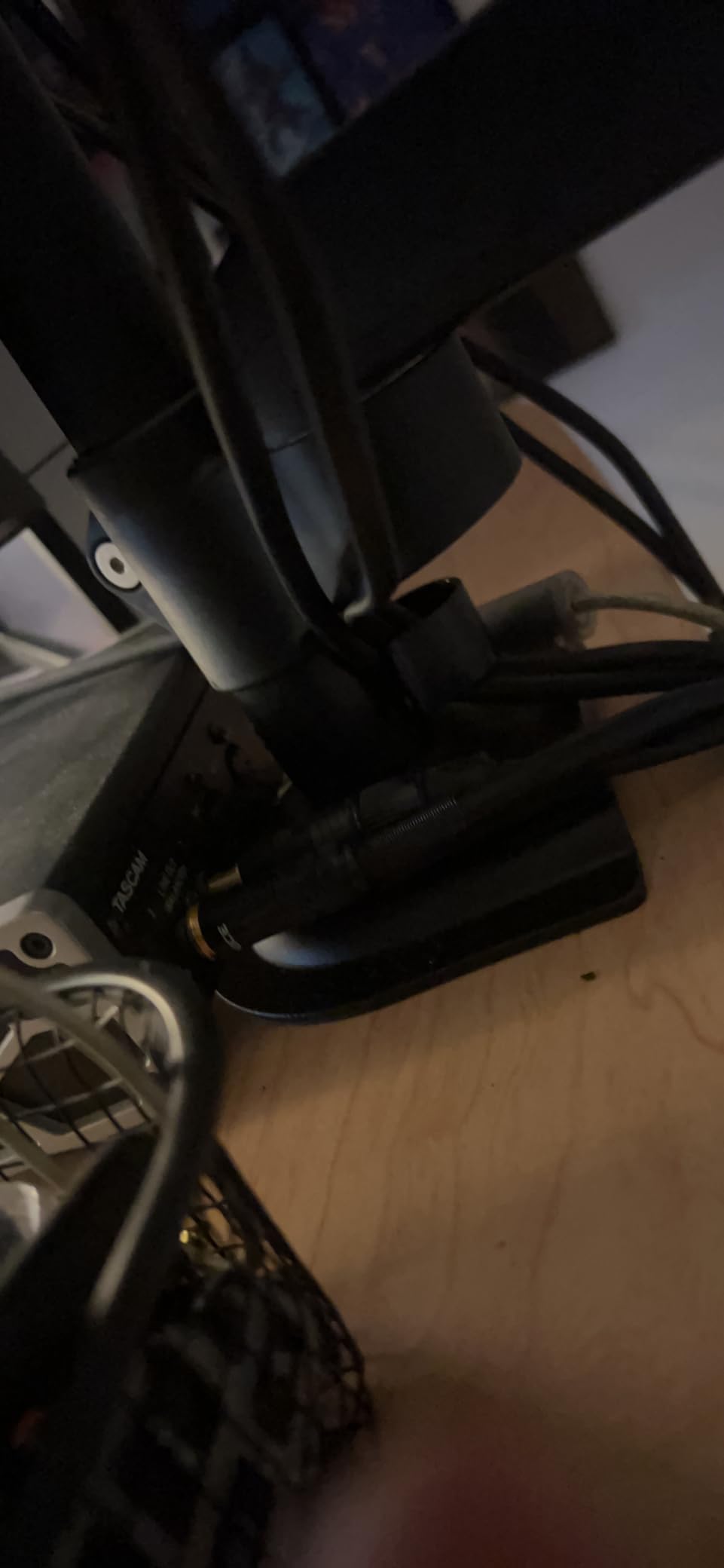HUANUO 17-32 Inch Dual Monitor Stand, Stacked Monitor Mount, Monitor Arms for 2 Monitors, Ergonomic Adjustable Tilt/Swivel/Rotate, Weight Max 19.8 lbs, VESA 75/100mm customer photo 2