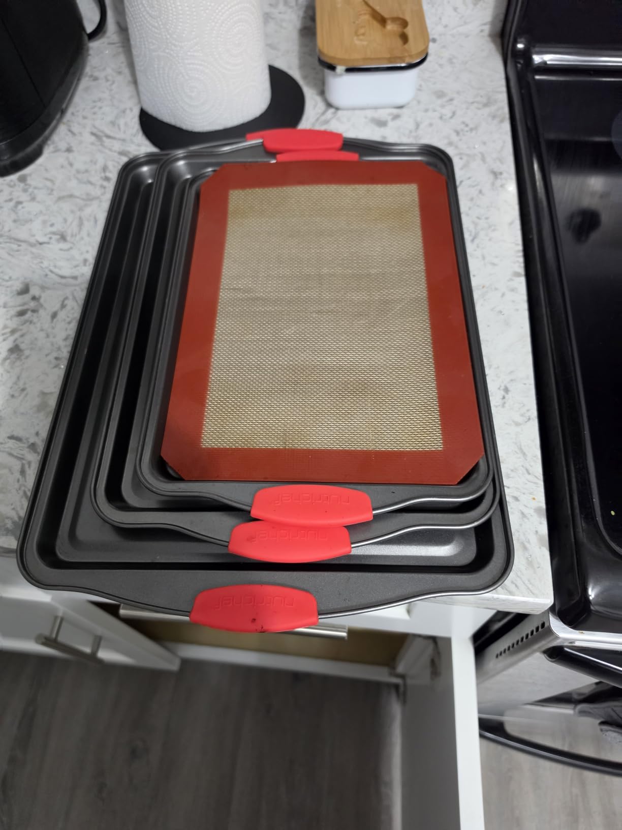 NutriChef 3‑Piece Nonstick Cookie Sheets – Carbon Steel Baking Sheet Set with Non Stick Coating & Red Silicone Handles – Oven Pans for Family Baking customer photo 1