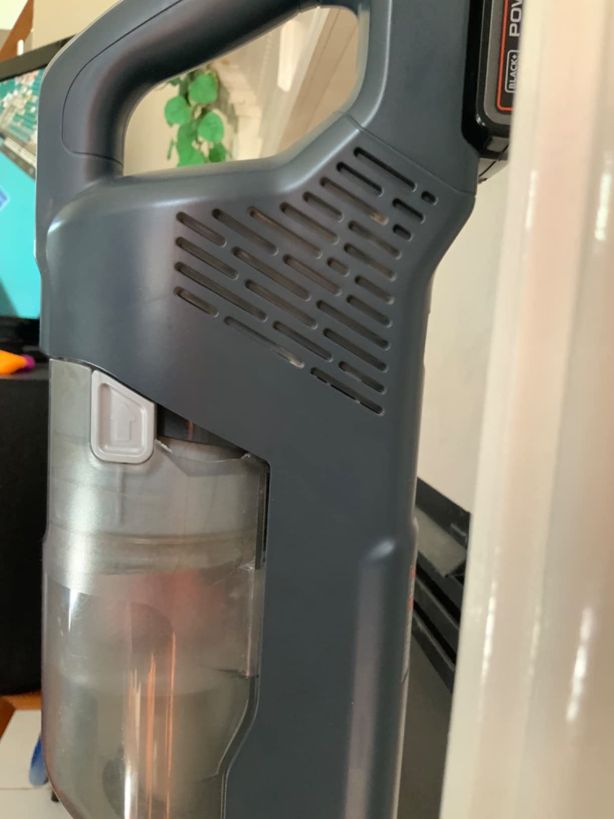 BLACK+DECKER POWERSERIES 20V MAX Cordless Stick Vacuum Cleaner, Household Vacuum Cleaners for Hardwood Floors and Carpet, LED Lights, Detachable, Anti-Tangle, Lightweight, Bagless (BHFEA18D1) customer photo 1