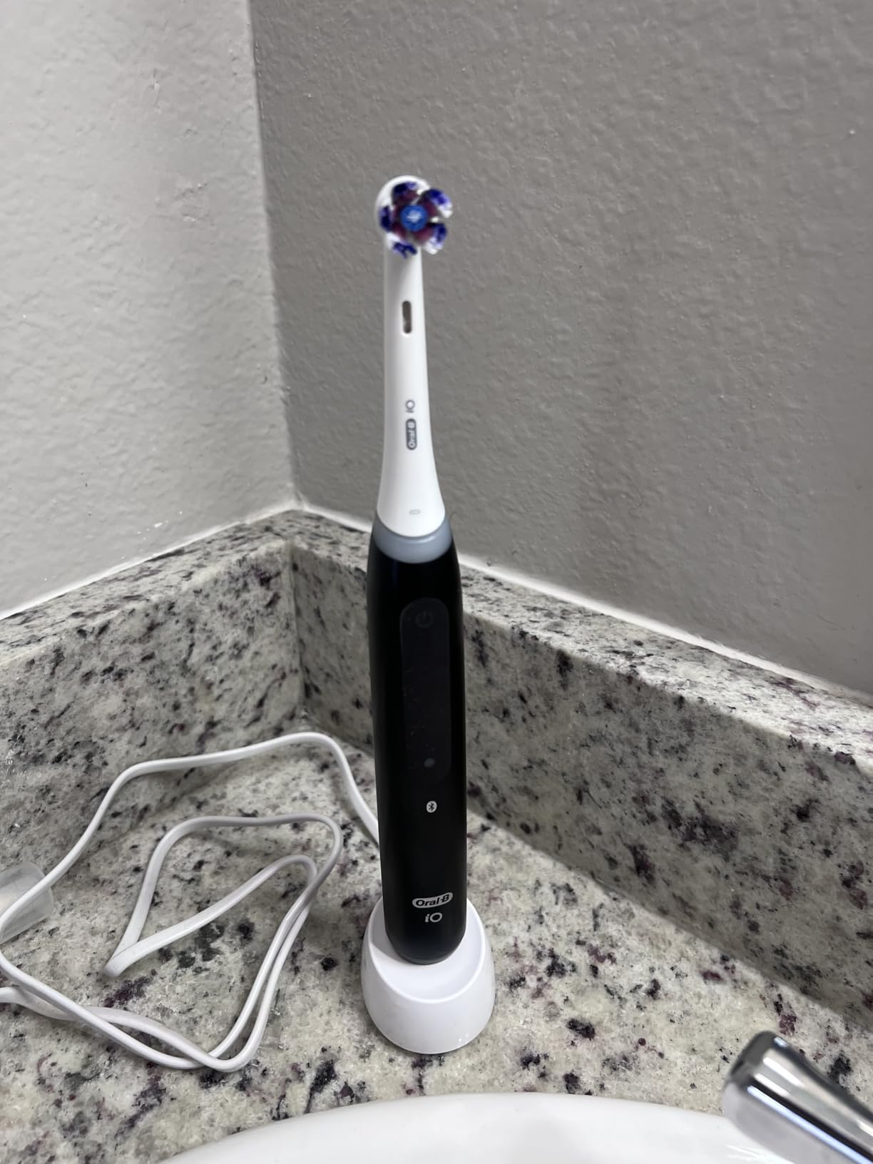 Oral-B Rechargeable Electric Toothbrush, iO5 Limited Deep Clean & Whiten, 5 Cleaning Modes, Visual Pressure Sensor to Protect Gums, Travel Case, 3 Brush Heads, Black customer photo 1