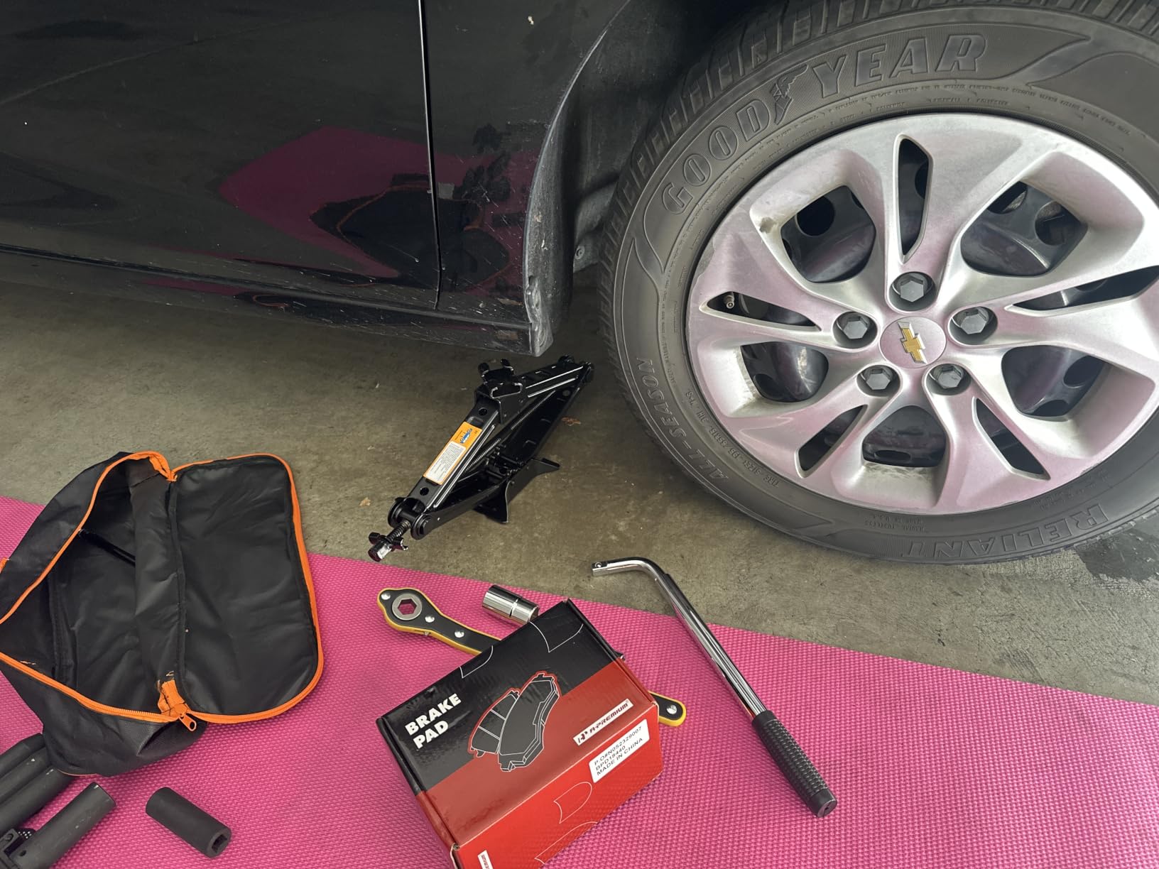 Scissor Car Jack 2 Ton (4409 lbs) Tire Changing Kit with Lug Wrench - Emergency Kit for Car, SUV, MPV customer photo 1