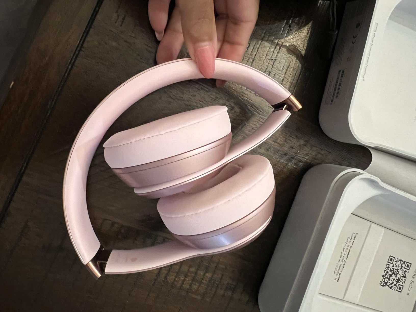 Beats Solo 4 - Wireless On-Ear Bluetooth Headphones, Up to 50-Hour Battery Life, Ultra-Lightweight Comfort, Powerful and Balanced Sound, Apple & Android Compatible - Matte Black customer photo 1