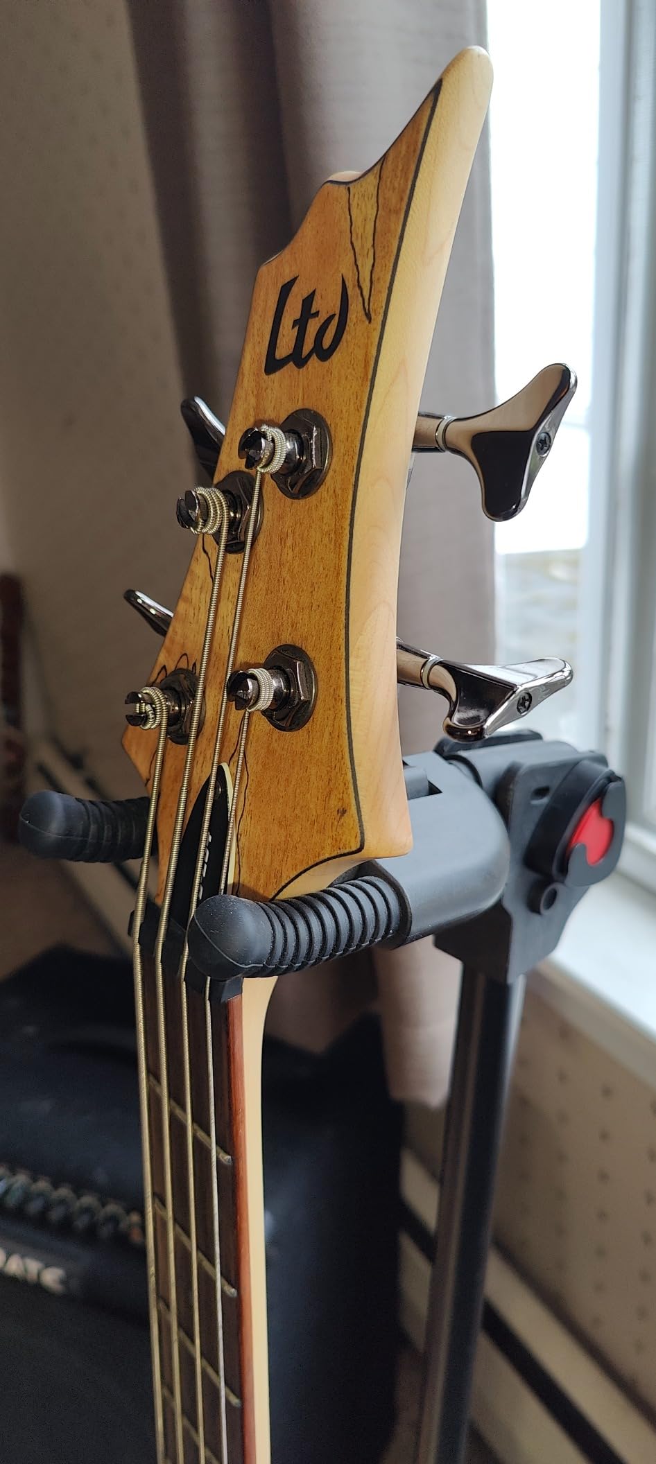 GUITTO Triple Guitar Stand - Heavy Duty 3 Guitar Stand for Acoustic/Electric/Bass/Banjos, Auto-Lock Folding Design, Non-Slip Base & Anti-Rust - Portable for Stage/Travel/Studio GGS-06T customer photo 1
