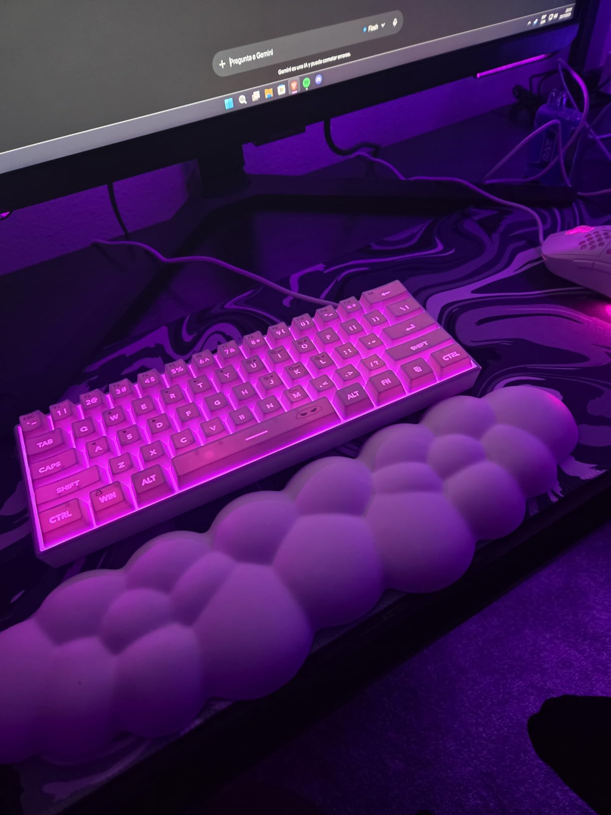 Sushret Cloud Wrist Rest Keyboard, Cloud Keyboard Wrist Pad Set with PU Leather Memory Foam, Cute Arm Rest for Palm Support, PC/Gaming Desk Accessories/Office Setup/Computer Hand Cushion - White customer photo 1