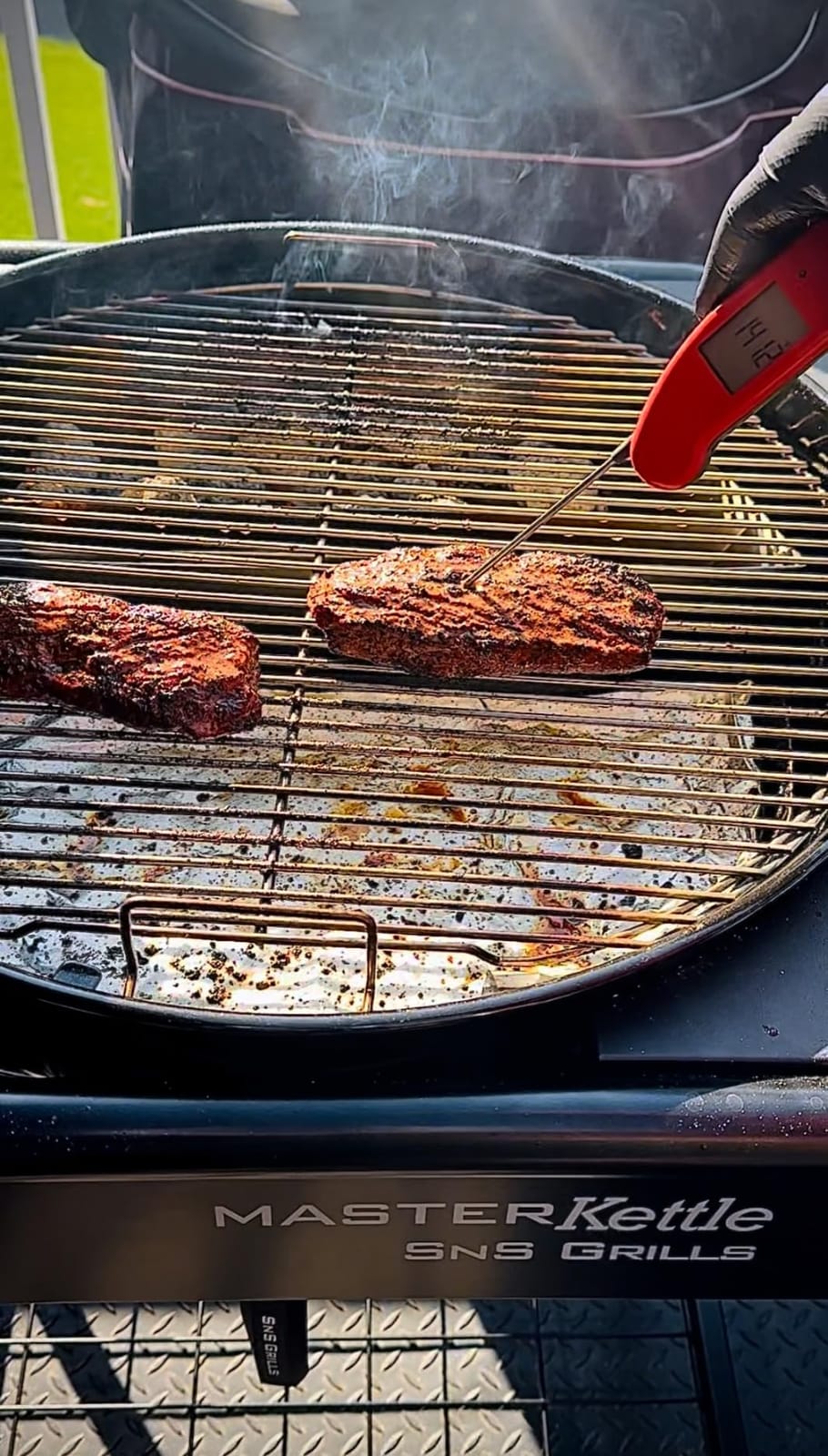 SnS Grills 22-Inch Charcoal Grill and Smoker — MasterKettle with Patented Slow ‘N Sear Deluxe Insert, 304 Stainless EasySpin Grate, Integrated Side Table, 10-Year Warranty. customer photo 1