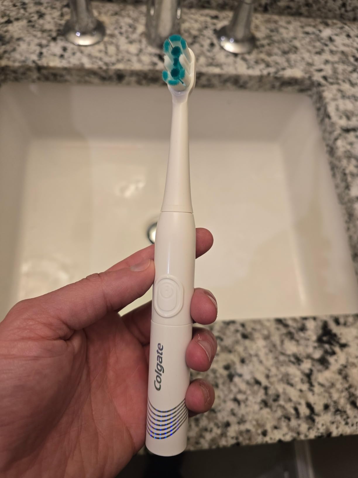 Colgate Total Adult Battery Powered Electric Toothbrush, White, Soft customer photo 2