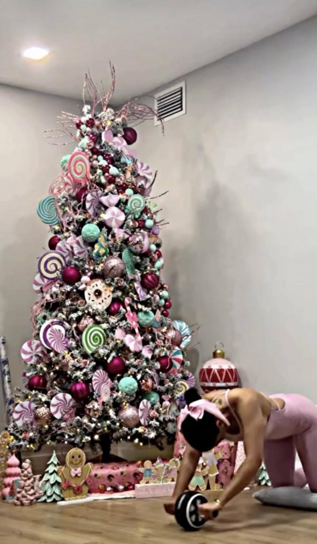 YITAHOME Prelit Snow Flocked Artificial Full Christmas Tree 6ft with Remote Control, Christmas Pine Tree with 11 Light-Modes, 1000 Branch Tips, Foldable Base for Home, Party Decoration customer photo 2