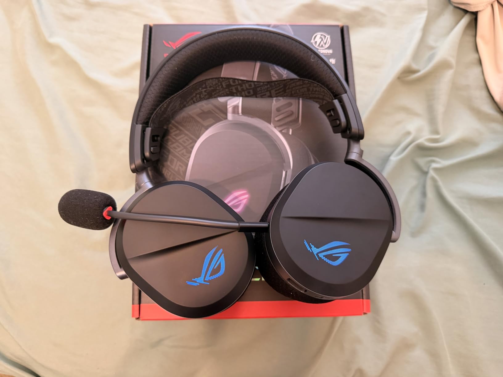ASUS ROG Pelta Wireless Gaming Headset with Detachable Mic - Black customer photo 2