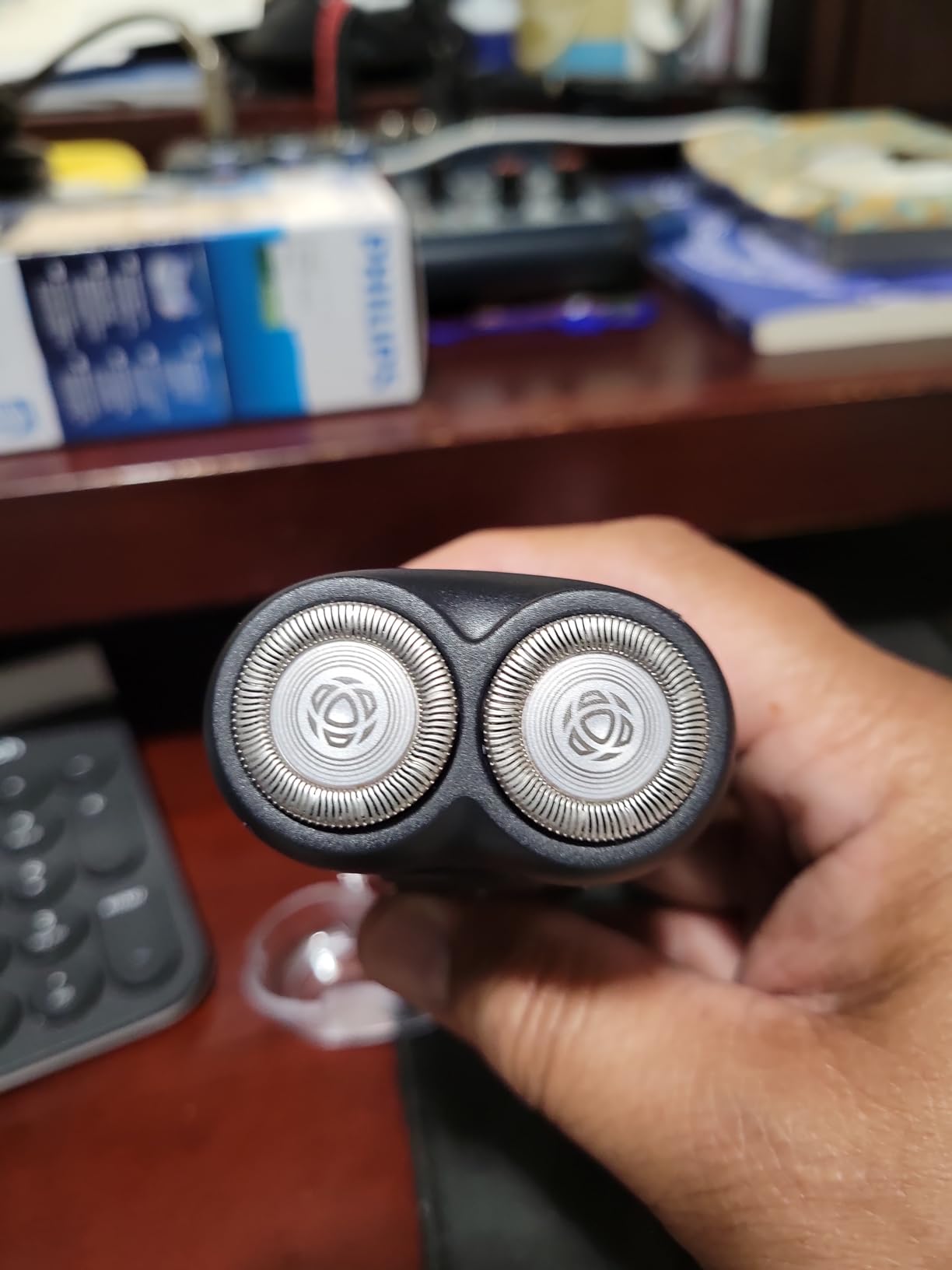 Philips Portable Shaver, On-The-Go Wet and Dry Electric Shaver, ComfortCut Blade System, 3D Floating Heads, Compact Design, Powerful Battery, customer photo 2