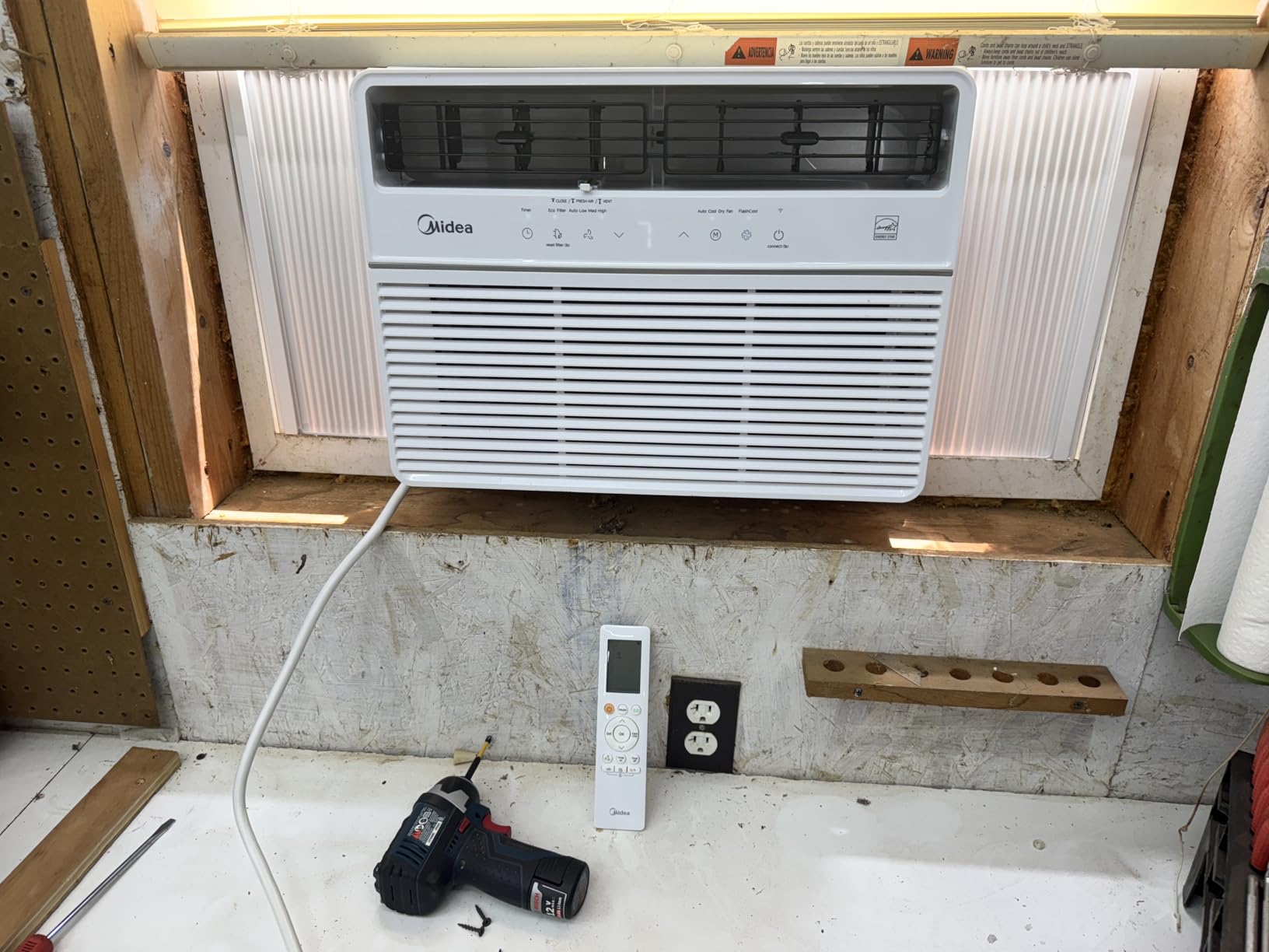 Midea 14,000 BTU Smart Inverter 115V Window Air Conditioner, 700 Sq Ft customer photo 2