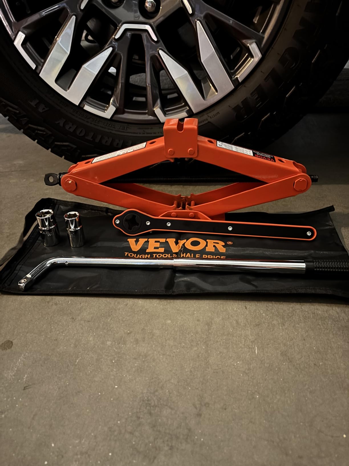 VEVOR Scissor Jack, 2.5 Ton/5512 lbs Scissor Car Jack with 3.7