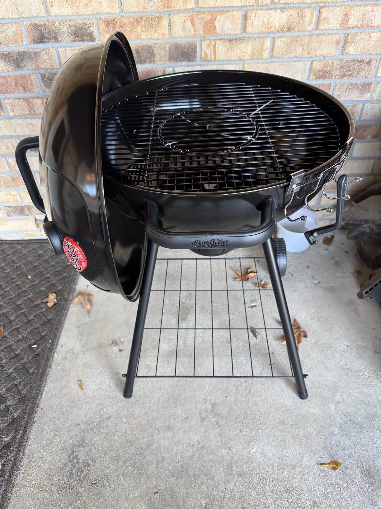 Char-Griller CG30040725 22-inch Kettle Charcoal Grill and Smoker - Steel, Black - 363 sq. in. Cooking Area customer photo 1