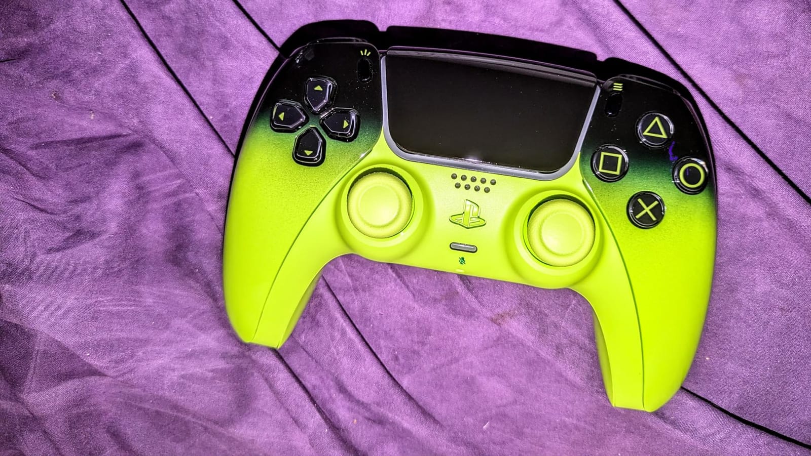 PlayStation DualSense® Wireless Controller – Remix Green - for PS5, PC, MAC & Mobile customer photo 1